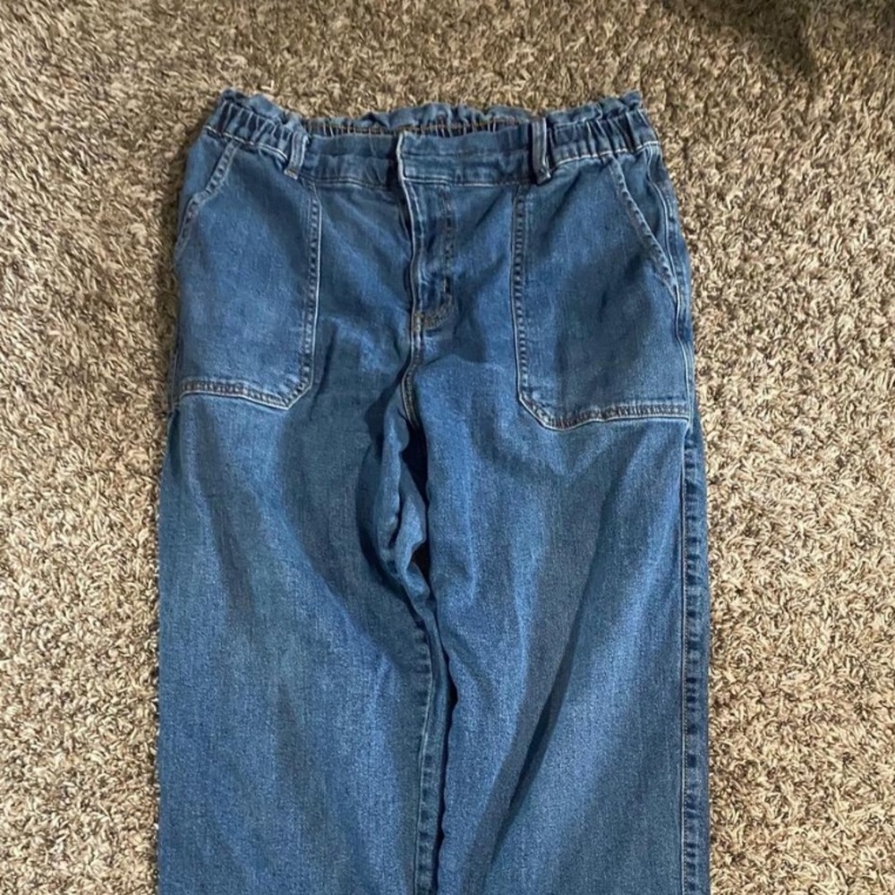 Women's wrangler style baggy blue jeans